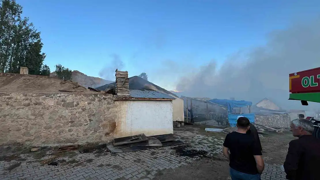 Erzurum'da yangın felaketi: 3 ev ve bir garaj alevlere teslim oldu