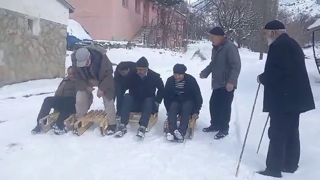 Erzurum'da yaşlıların kızak keyfi izleyenleri gülümsetti