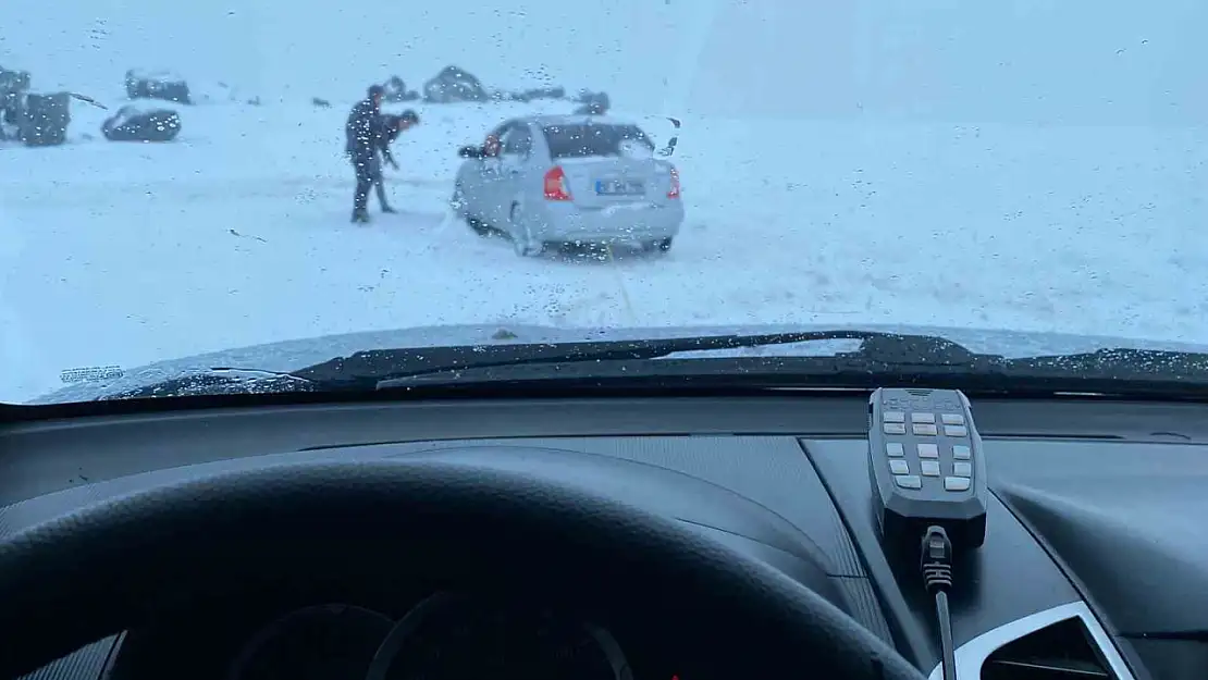Erzurum'da Yoğun Kar Ulaşımı Aksattı, Yardıma Offroad Tutkunları Koştu