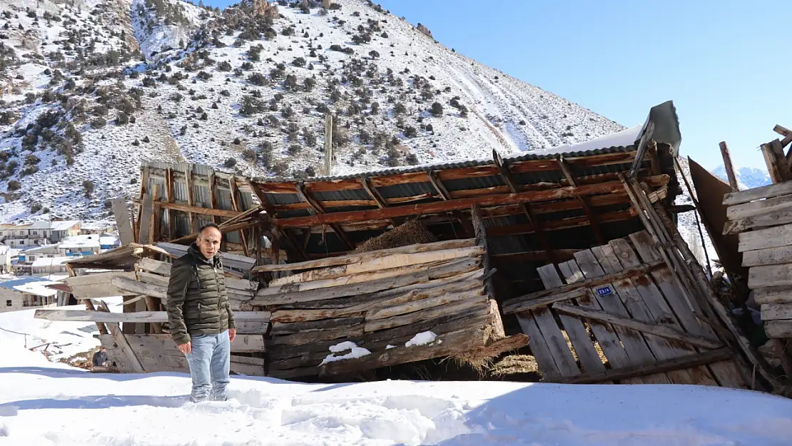 Erzurum'da yoğun kar yağış çatıları çökertti