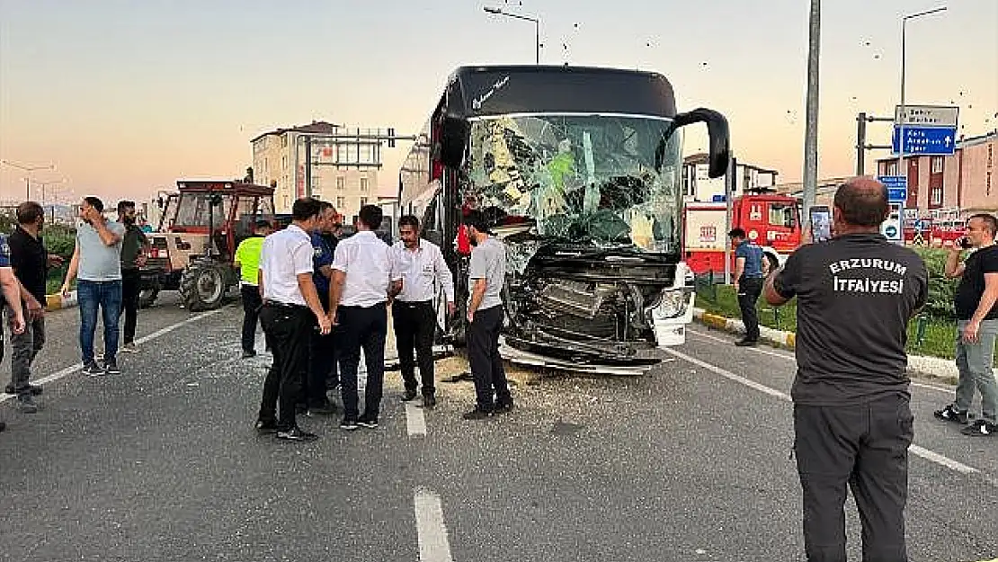 Erzurum'da Yolcu Otobüsü ile Traktör Çarpıştı: 10 Yaralı