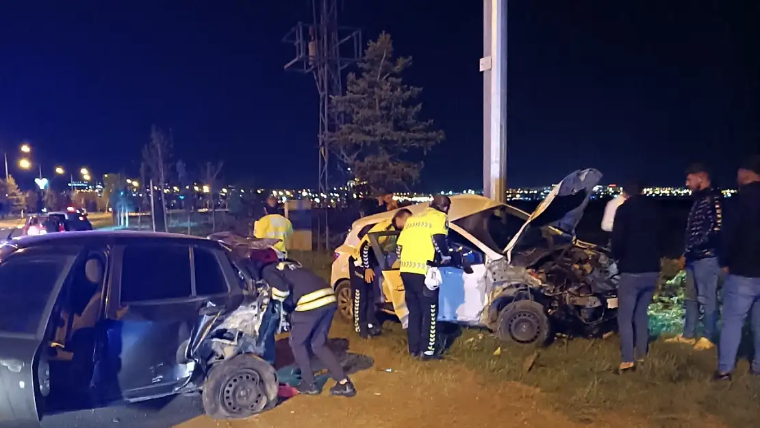 Erzurum'da yolcu taşıyan araçların çarpıştığı kazada 3 kişi yaralandı