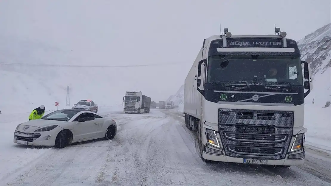 Erzurum'da yolda mahsur kalan 143 kişi kurtarıldı