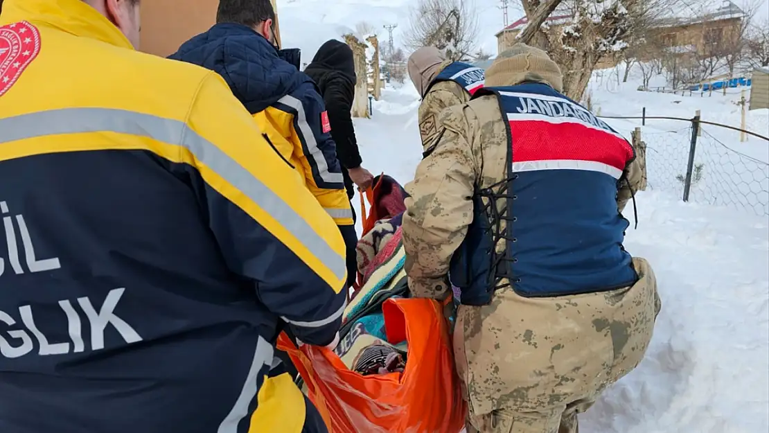 Erzurum'da yolu kapanan mahallede yaralanan kişi kurtarıldı