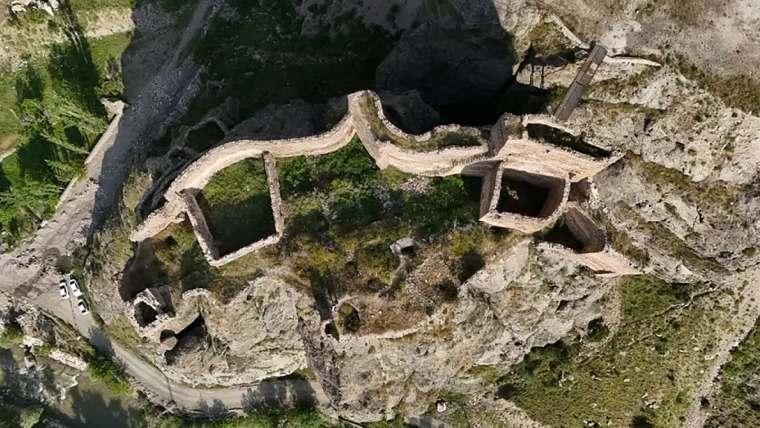 Erzurum'daki Engüzek Kalesi, tarihi ve manzarasıyla görenleri etkisinde bırakıyor