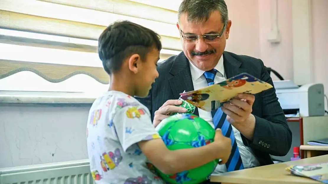 Erzurum'daki Köy Okulunda Karneler Dağıtıldı, Öğrenciler Heyecanla Karlarına Kavuştu!