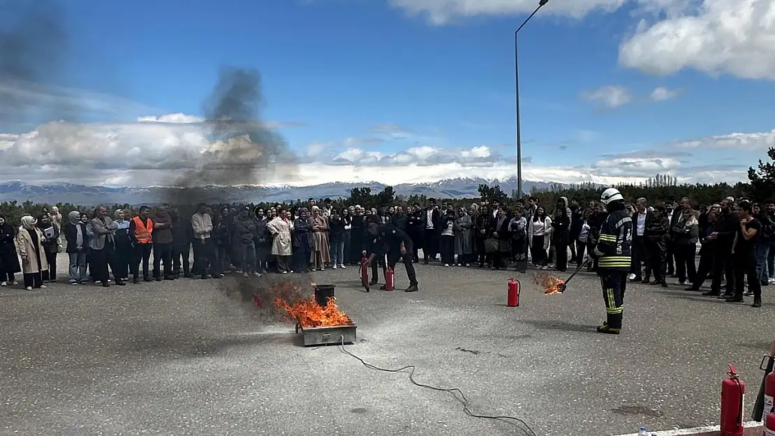 Erzurum İtfaiye Daire Başkanlığı, Atatürk Üniversitesi Hukuk Fakültesi'nde Yangın ve Tahliye Tatbikatı Gerçekleştirdi