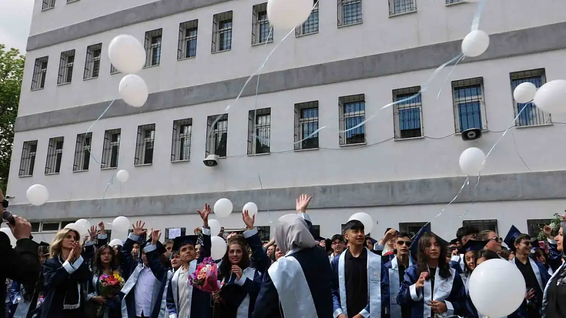 Erzurum'lu öğrenciler mezuniyetlerinde Gazze için beyaz balon uçurdu