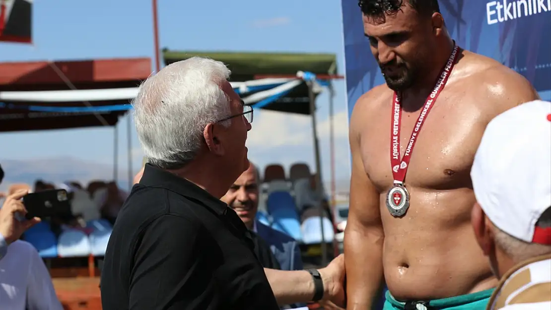 Erzurum Ovası Güreşleri'nde 210 güreşçi kıyasıya mücadele etti, başpehlivan Yunus Emre Yıldız oldu.