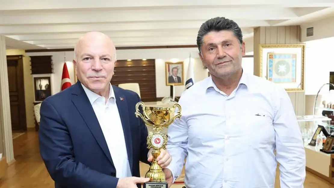 Erzurum Rahvan At Yarışları'nda Metehan Apaydın'dan Büyük Başarı