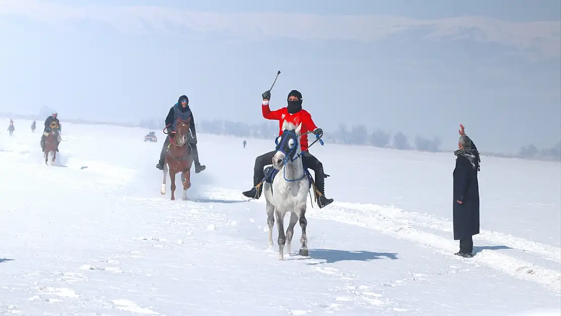 Erzurum'un beyaz örtüsü üzerinde nefes kesen yarış