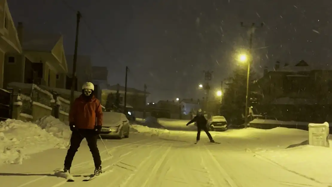 Erzurum'un cadde ve sokakları kayak pistine döndü