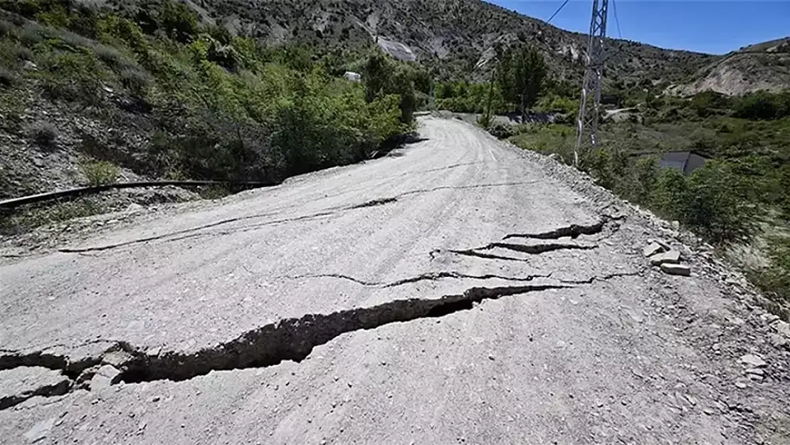 Erzurum'un Uzundere ilçesinde toprak kayması!