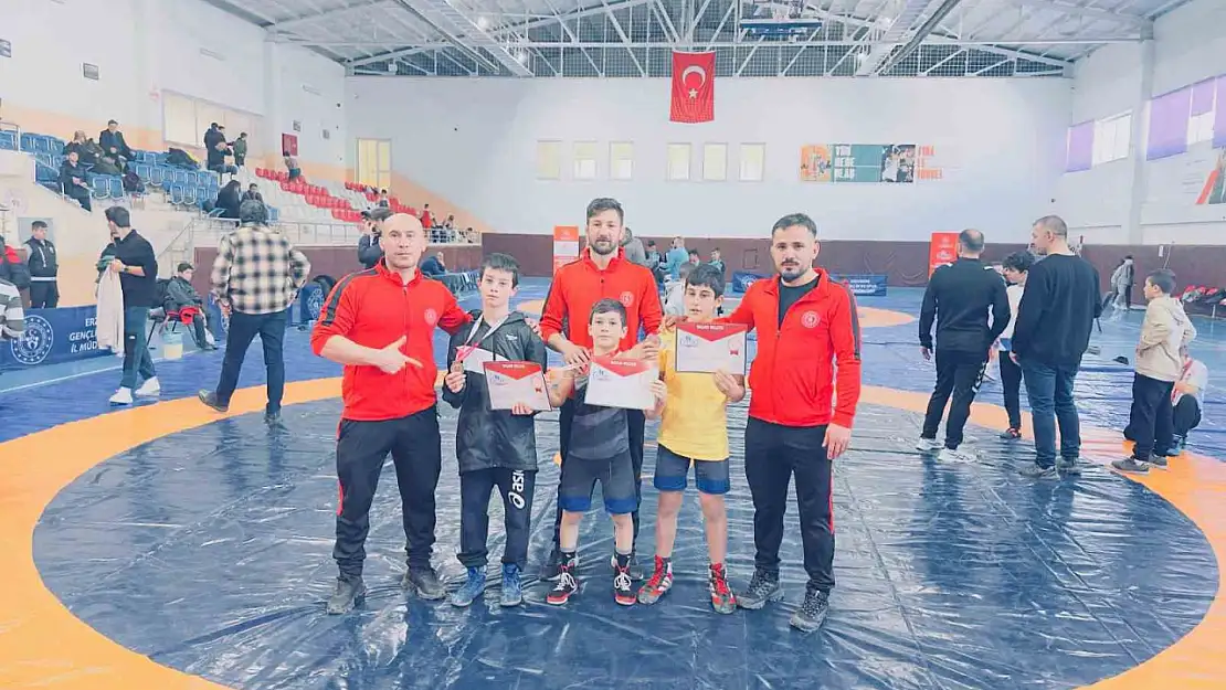 Erzurum'un yıldız güreşçileri zirveye koşuyor