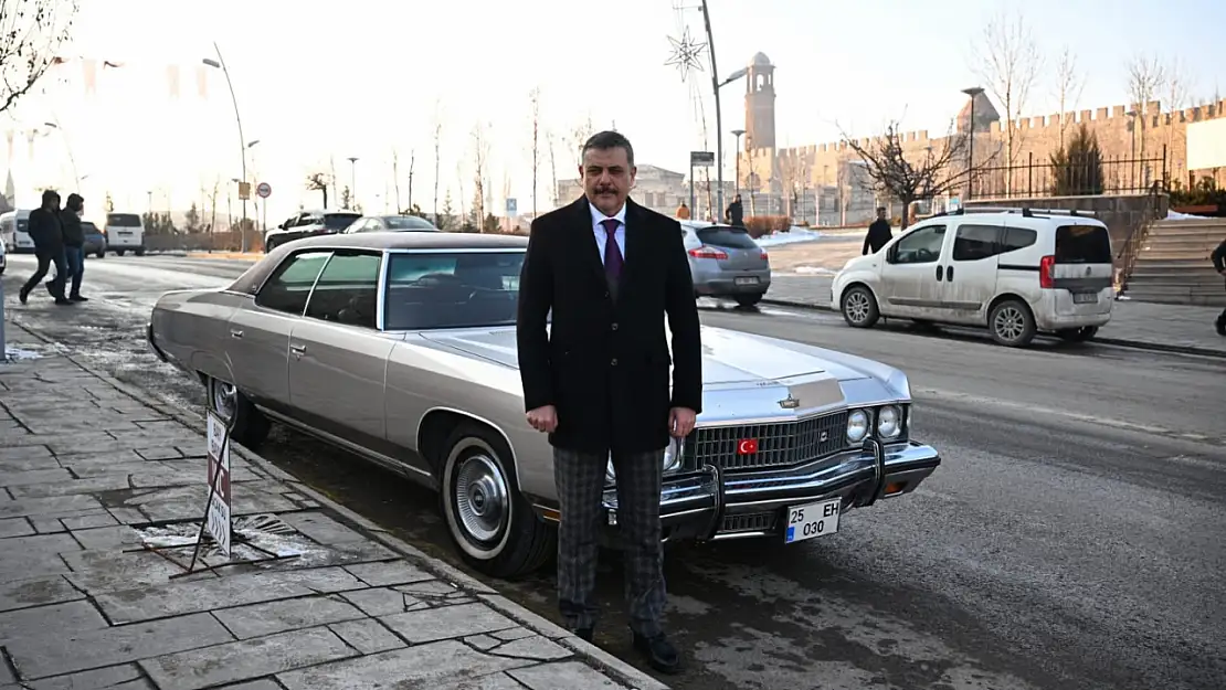 Erzurum Valisi Çiftçi, Alparslan Türkeş'in aracıyla şehri turladı