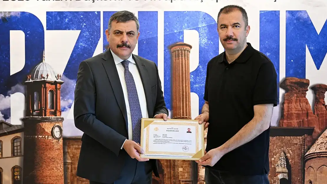 Erzurum Valisi Çiftçi polis memurlarına başarı belgelerini takdim etti
