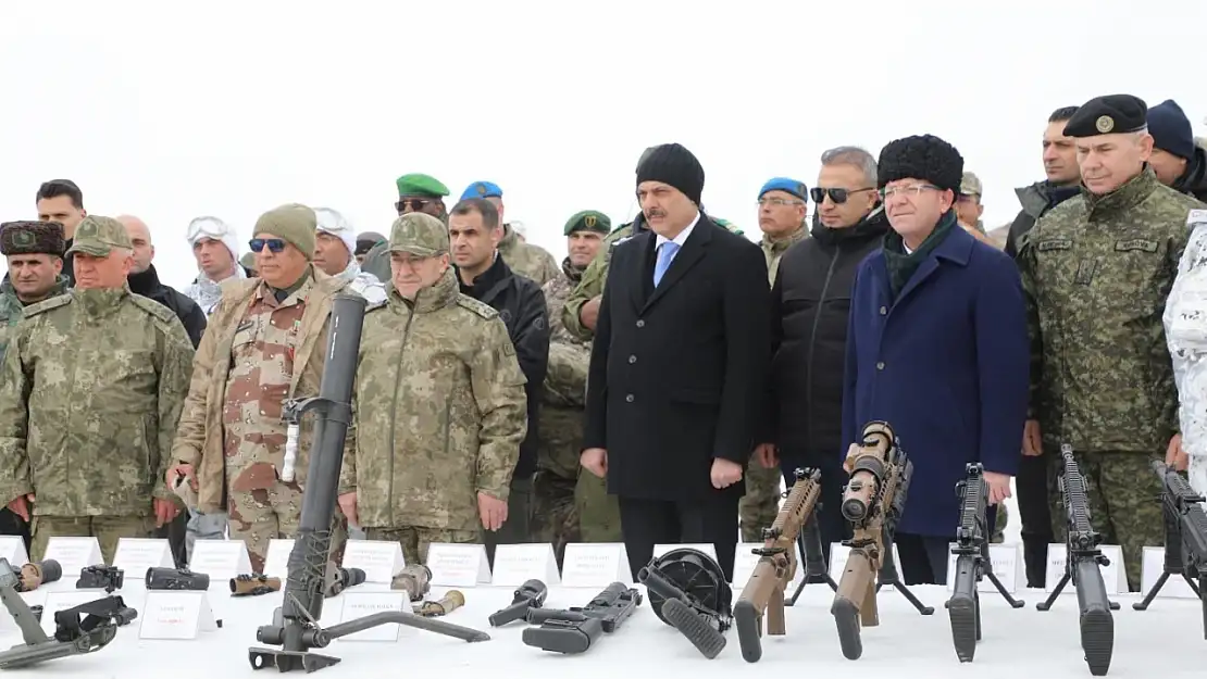 Erzurum Valisi, mehmetçiklerin zorlu koşullardaki yetkinliğini takip etti