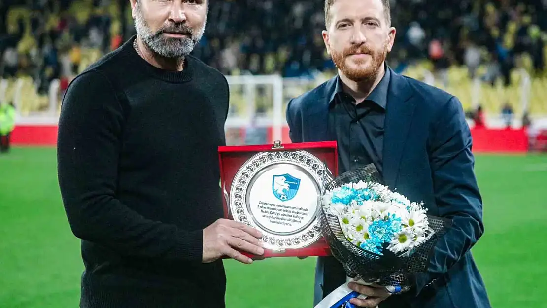 Erzurumspor FK Hakan Kutlu'yu plaketle onurlandırdı