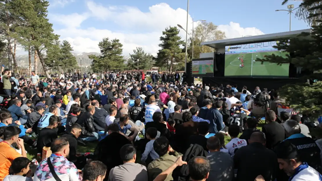 Erzurumspor taraftarları, cezalara rağmen Olimpiyat Parkı'nda dev ekrandan takımlarını destekledi.
