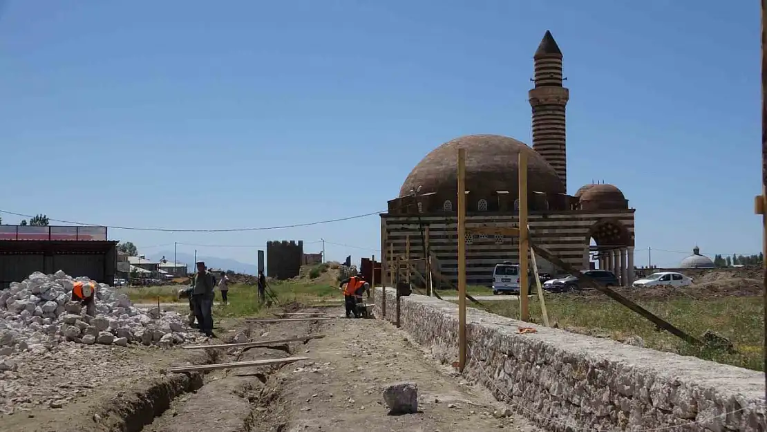 Eski Van Şehri'nde tarihi yapılar restore ediliyor, surlar yeniden inşa ediliyor. Geleceğe Miras projesi başlatıldı.