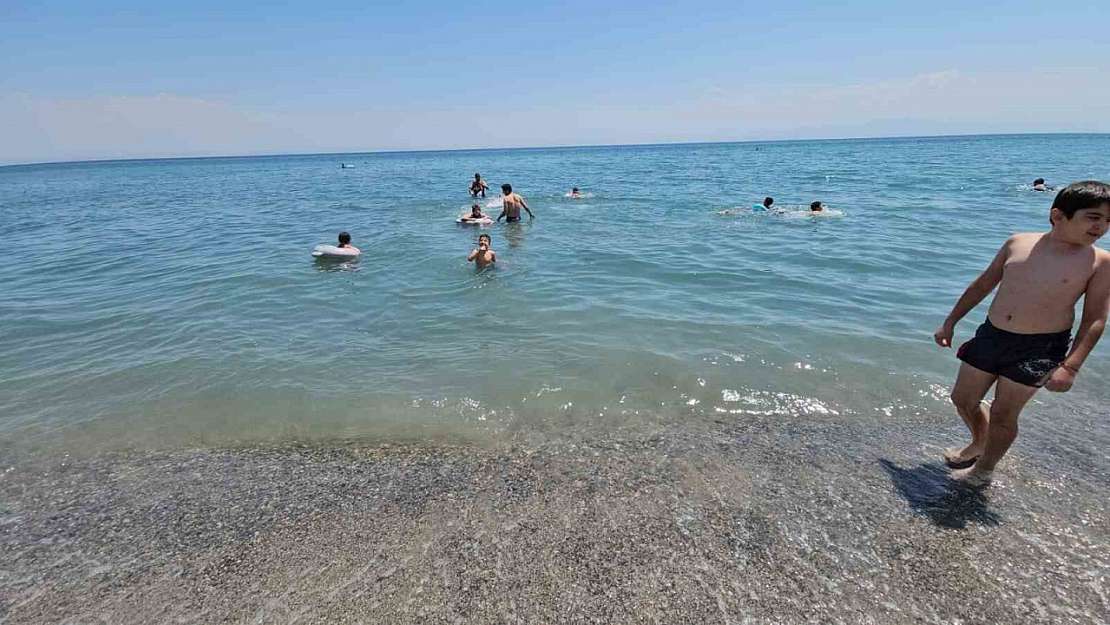 Eşsiz Güzellik: Van Gölü Kıyıları Ege'nin Cennetini Andırıyor