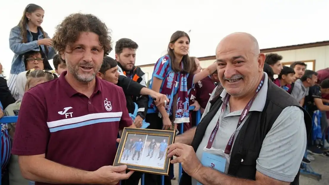 Fatih Tekke'ye Erzurum'dan sürpriz: Geçmişe dönüş anısı hediye edildi