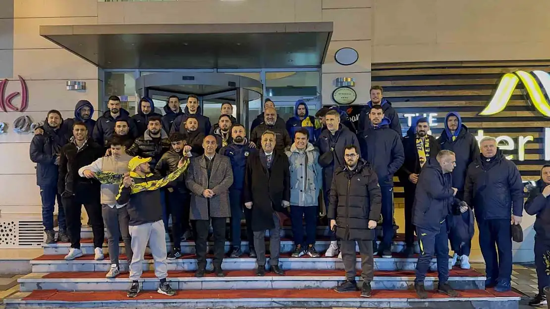Fenerbahçe'ye Bitlis'te meşaleli karşılama