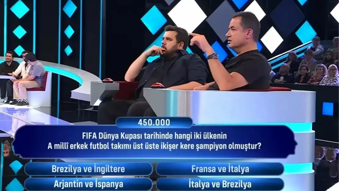 FIFA Dünya Kupası tarihinde hangi iki ülkenin A milli erkek futbol takımı üst üste ikişer kere şampiyon olmuştur?