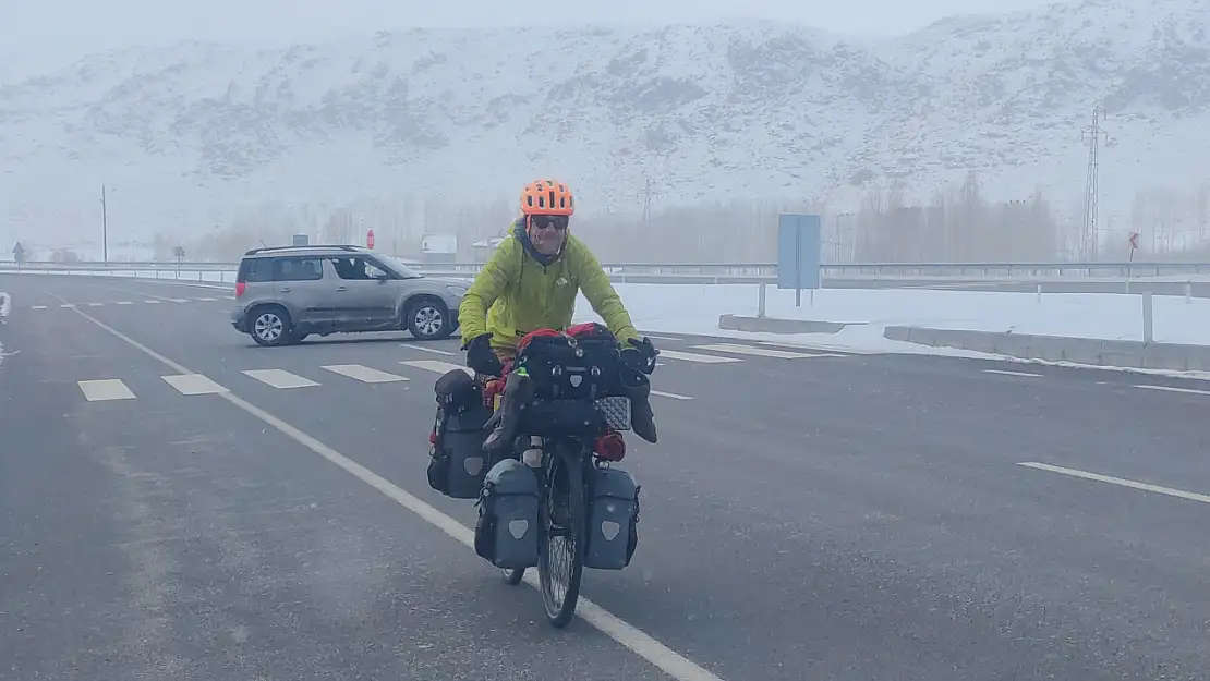 Fransız bisikletçi Van'a ulaştı: Eksi 18 derecede pedal çevirdi
