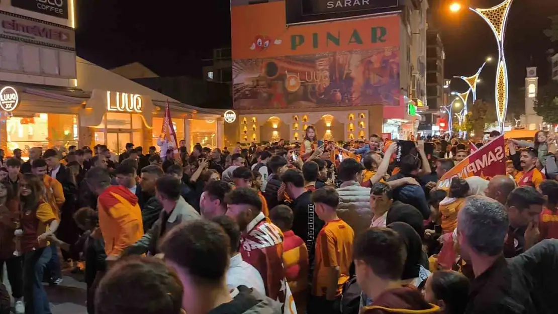 Galatasaray'ın zaferi Tatvan'da coşkuyla kutlandı, araç konvoylarıyla şampiyonluk sevinci yaşandı