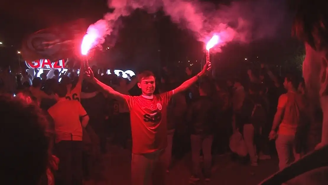 Galatasaray, Kayserispor'u 3-0 yenerek 5. yıldızı kazanıp sokakları coşkuya boğdu