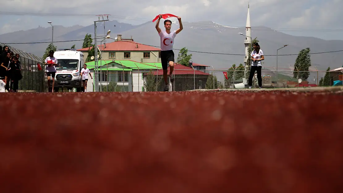 Gençler sahaya indi Doğubayazıt 19 Mayıs'ı spor ve sanatla buluşturdu