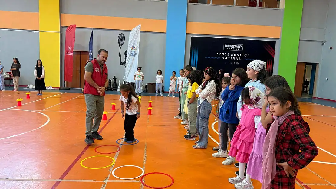 Gençler, yazı Ağrı Gençlik Merkezi'nde dolu dolu geçiriyor