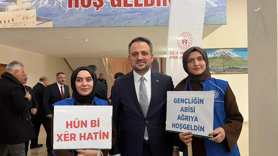 Gençlerden Bakan Yardımcısına Kürtçe ve Türkçe pankartlı karşılama