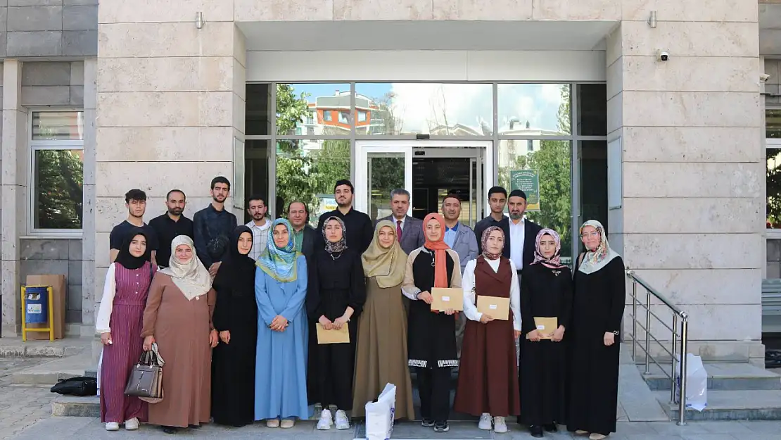 Gençlerin Dini Bilgi Yarışmasında Başarılar Ödüllendirildi, Umre İle Teşvik Edildi