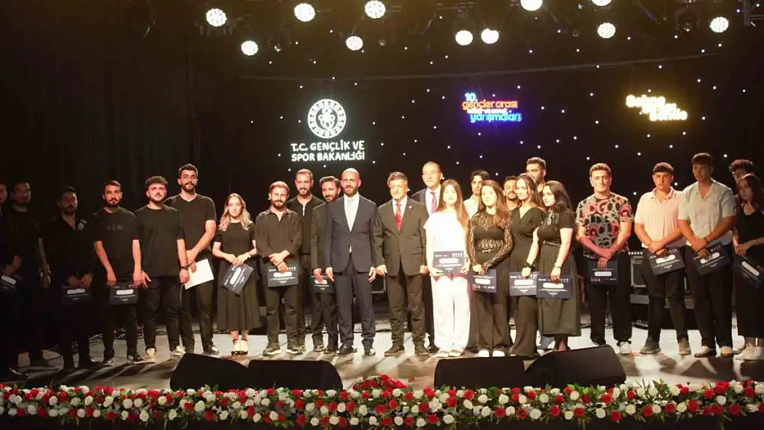 Gençlik Kültür ve Sanat Yarışmaları'nda 32 genç sesleriyle sahne aldı, jüri yetenekleri övdü!