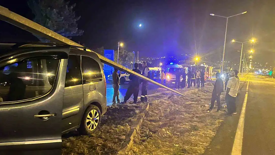 Gevaş'ta kamyonet aydınlatma direğine çarptı: 3 yaralı, trafik kesildi