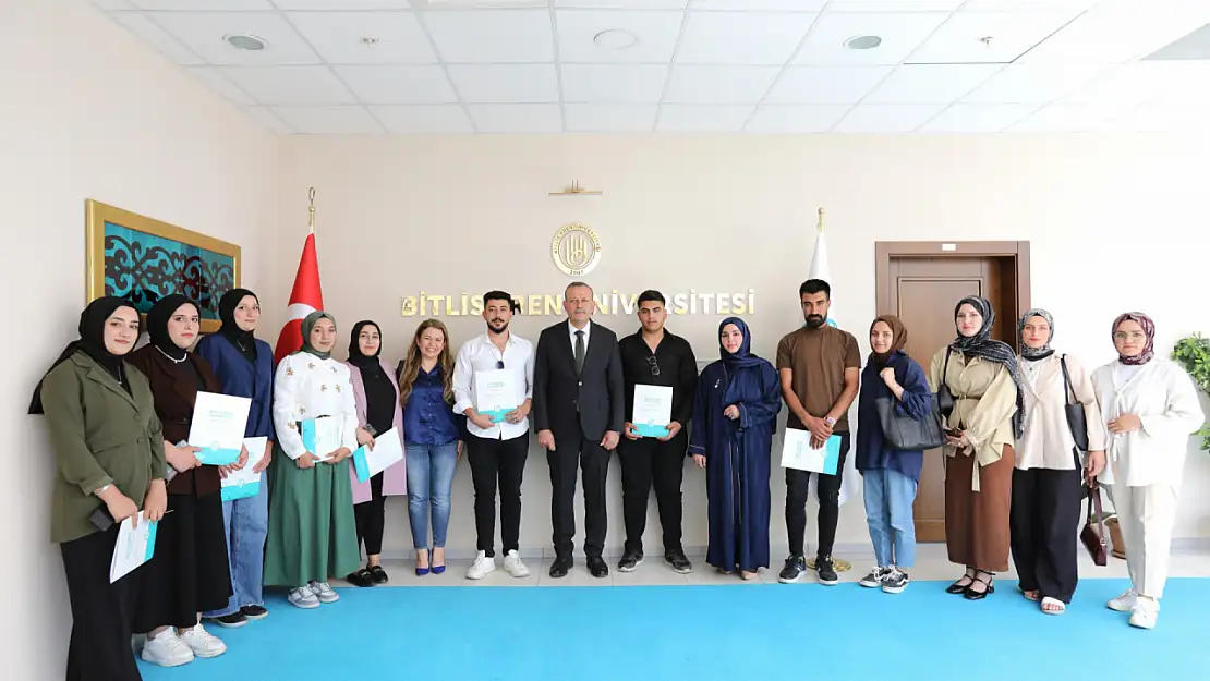 'Gülümsemem Olur Musun?' Projesi Ekibinden Rektör Elmastaş'a Teşekkür Ziyareti