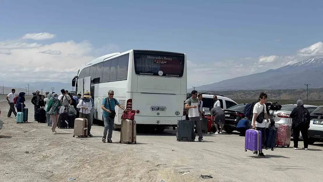 Gürbulak'ta dikkat çeken turist geçişi