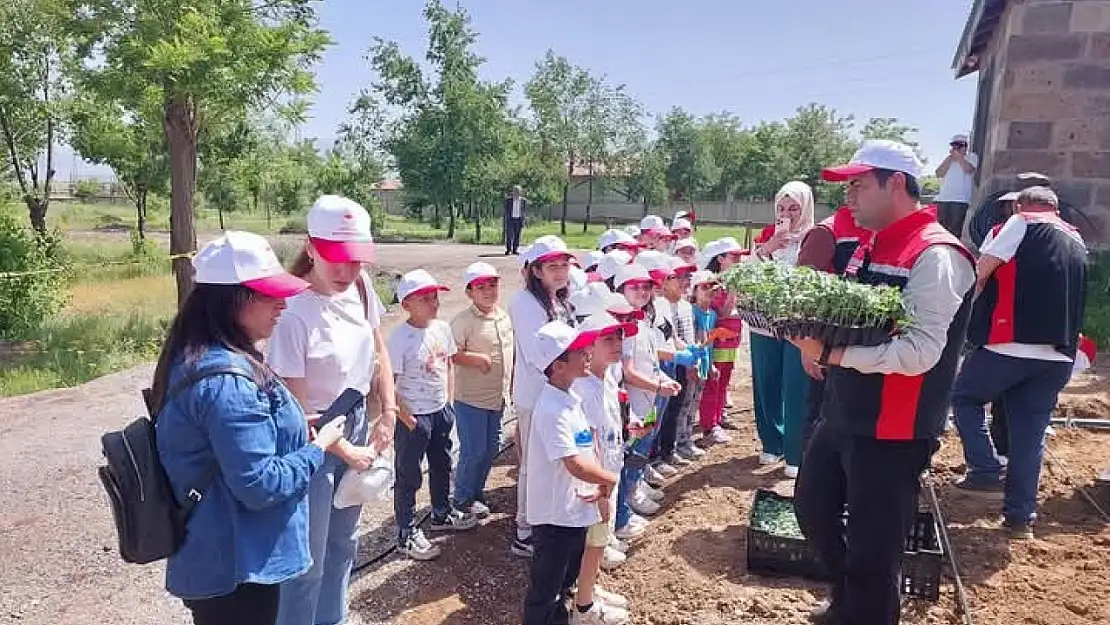 Güroymak'ta Öğrencilere Tarım Eğitimleri: Toprağı Sevdirdiler