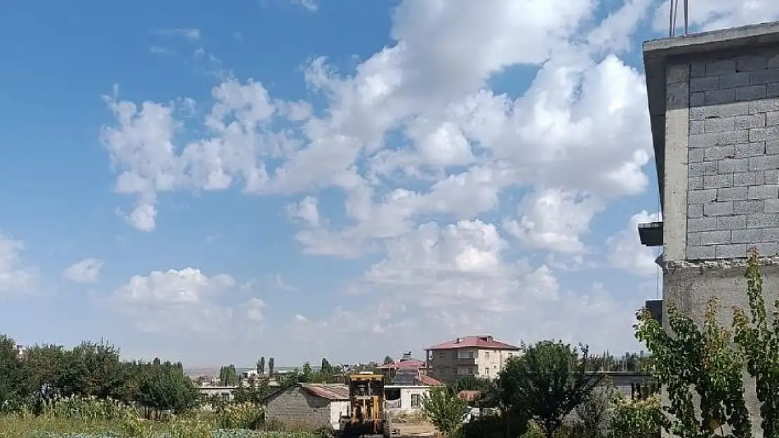 Güroymak'ta Yeşilova Mahallesi'nde Yol Çalışmaları Sürüyor