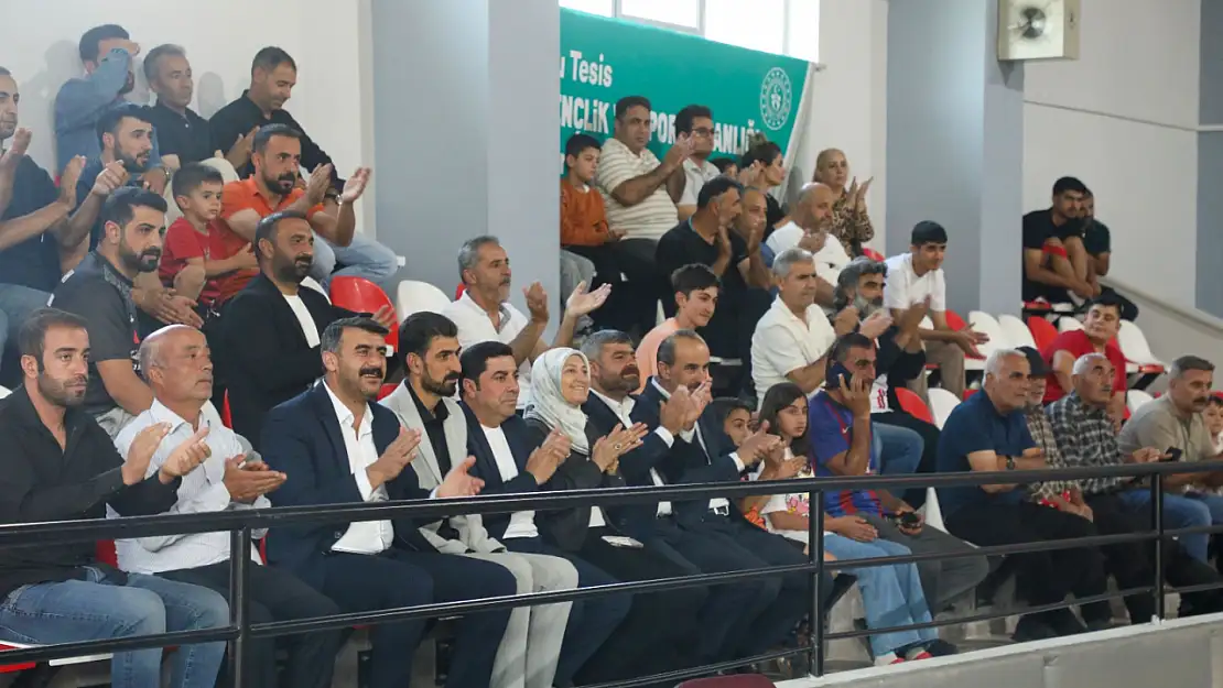 Gürpınar'da Voleybol Turnuvası Heyecanı Başladı