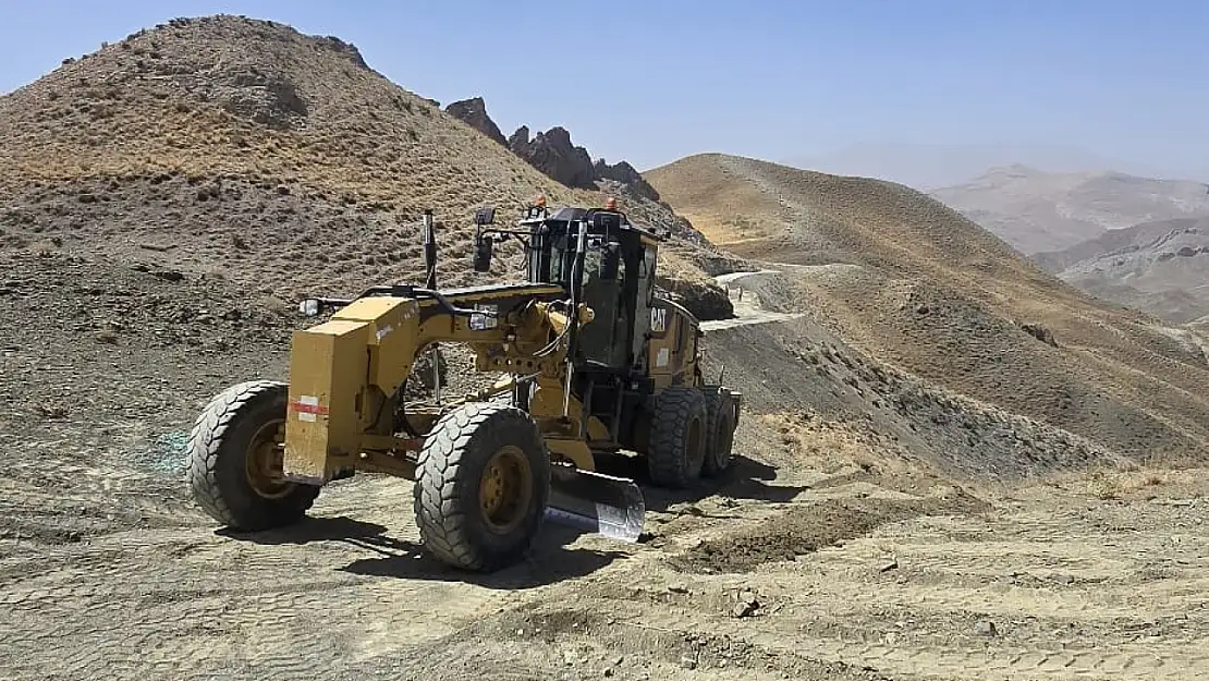 Gürpınar'da Yol Yapım ve Onarım Çalışmaları Aralıksız Sürüyor
