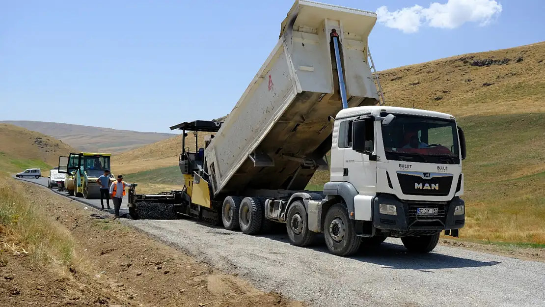 Hamur'da 3,4 kilometrelik köy yolu asfaltlandı