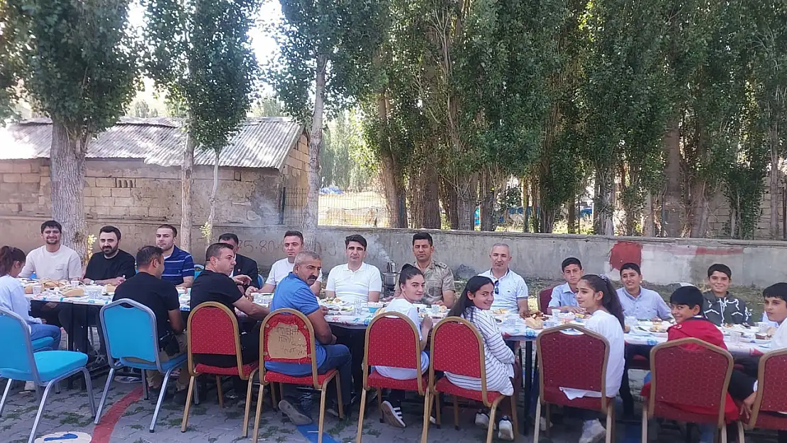 Hamur'da 8. sınıfa geçen öğrenciler için moral kahvaltısı düzenlendi