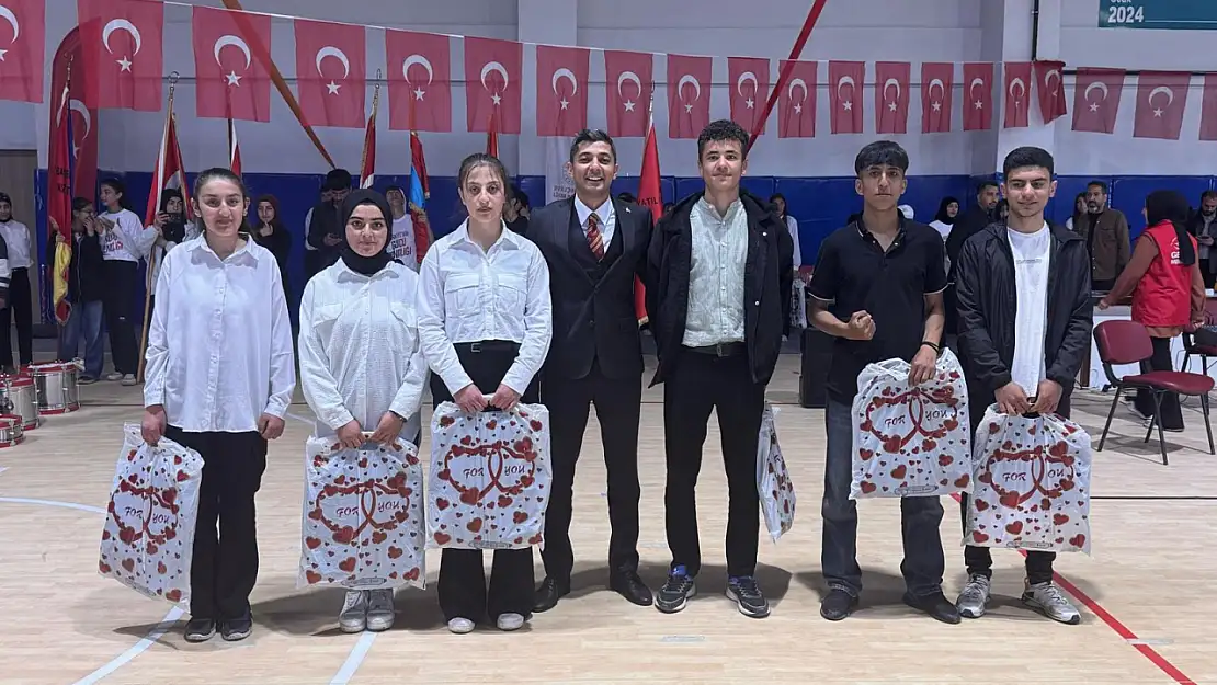 Hamur'da gençlik haftası renkli etkinliklerle tamamlandı