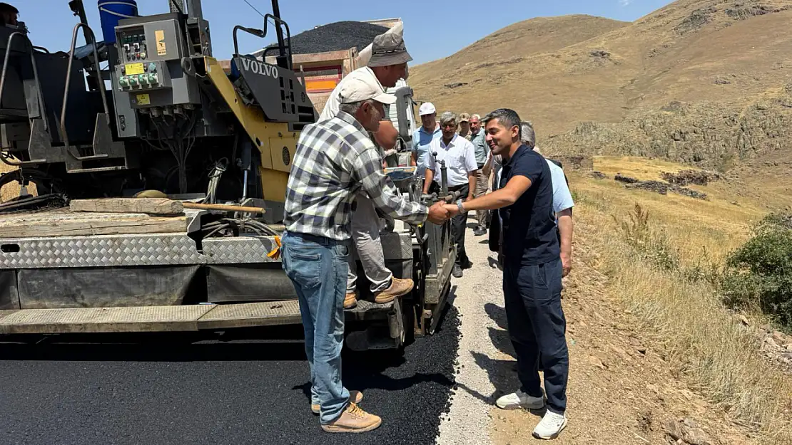 Hamur'da kaymakam Mahir asfaltlama çalışmalarını inceledi