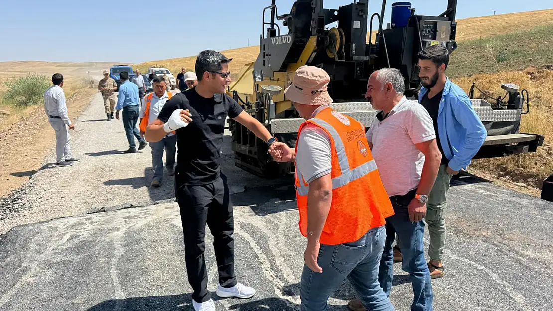 Hamur'da yol çalışmaları hızlandı: Kaymakam Mahir incelemede bulundu