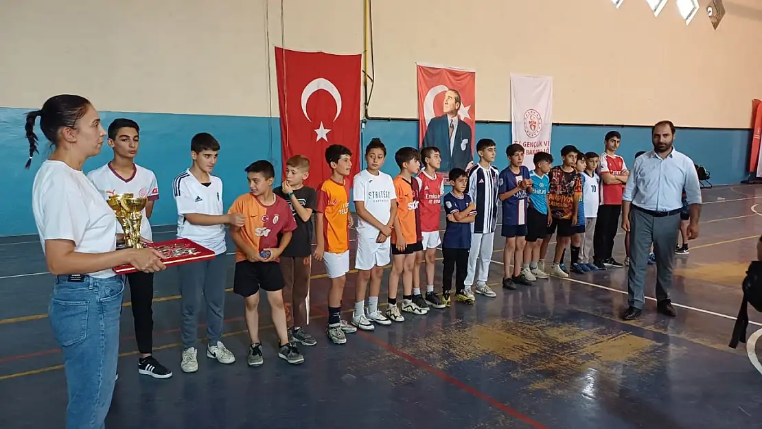 Hınıs'ta Kur'an Kursları Arası Futbol Turnuvası Heyecanı ve Şampiyonluk Anları