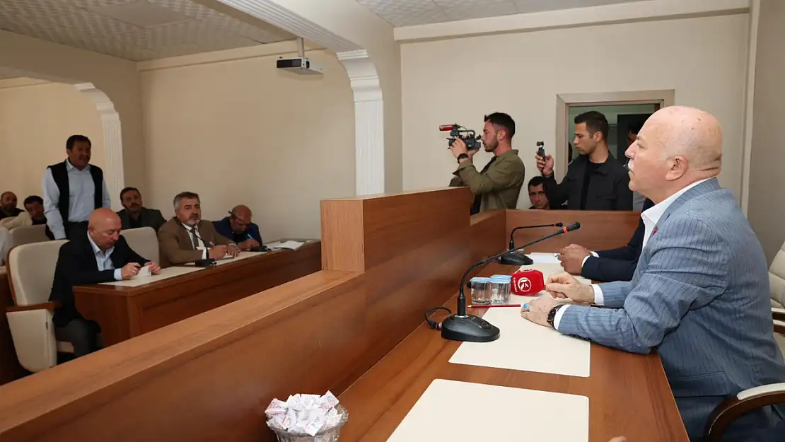 Horasan'da Muhtarlarla Yapılan Toplantı, Yerel İhtiyaçlara Çözüm Üretiyor